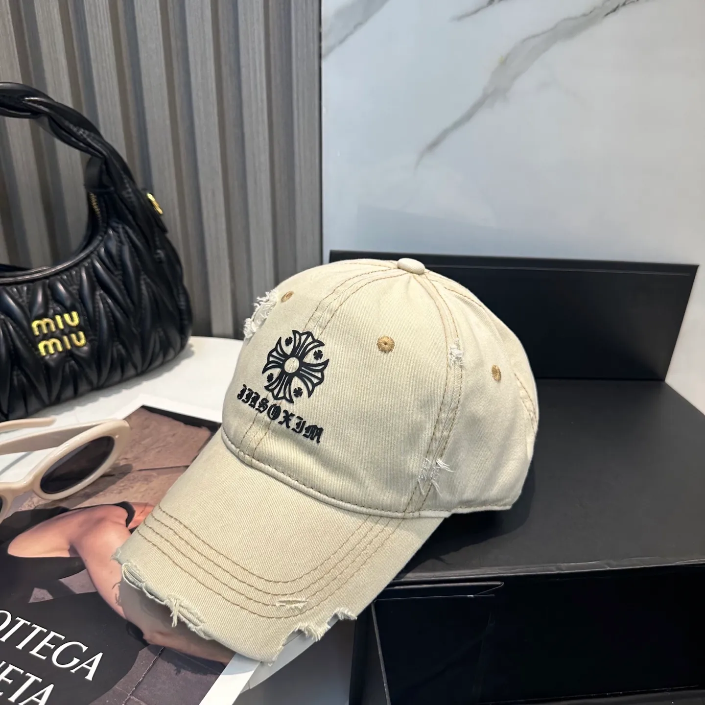 P70 Crow Heart 🆕🆕25 new baseball cap, stylish and classic cross logo, casual with a cool feeling, unisex style, same style for men and women! Very easy to match! Head circumference: 56-58cm is available